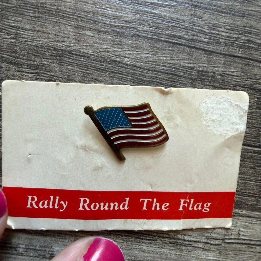 (BOGO 75% Off)  Vintage American Flag Lapel Pin With 